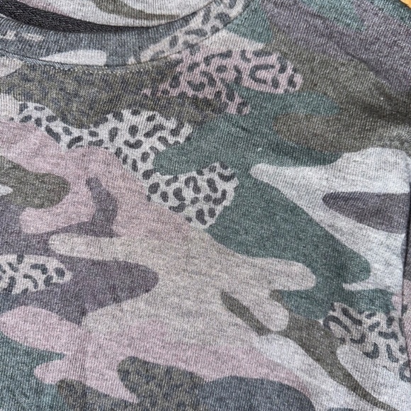 Evereve SUNDRY camo with animal print soft sweatshirt, 1(S). CB1998 - Picture 3 of 5